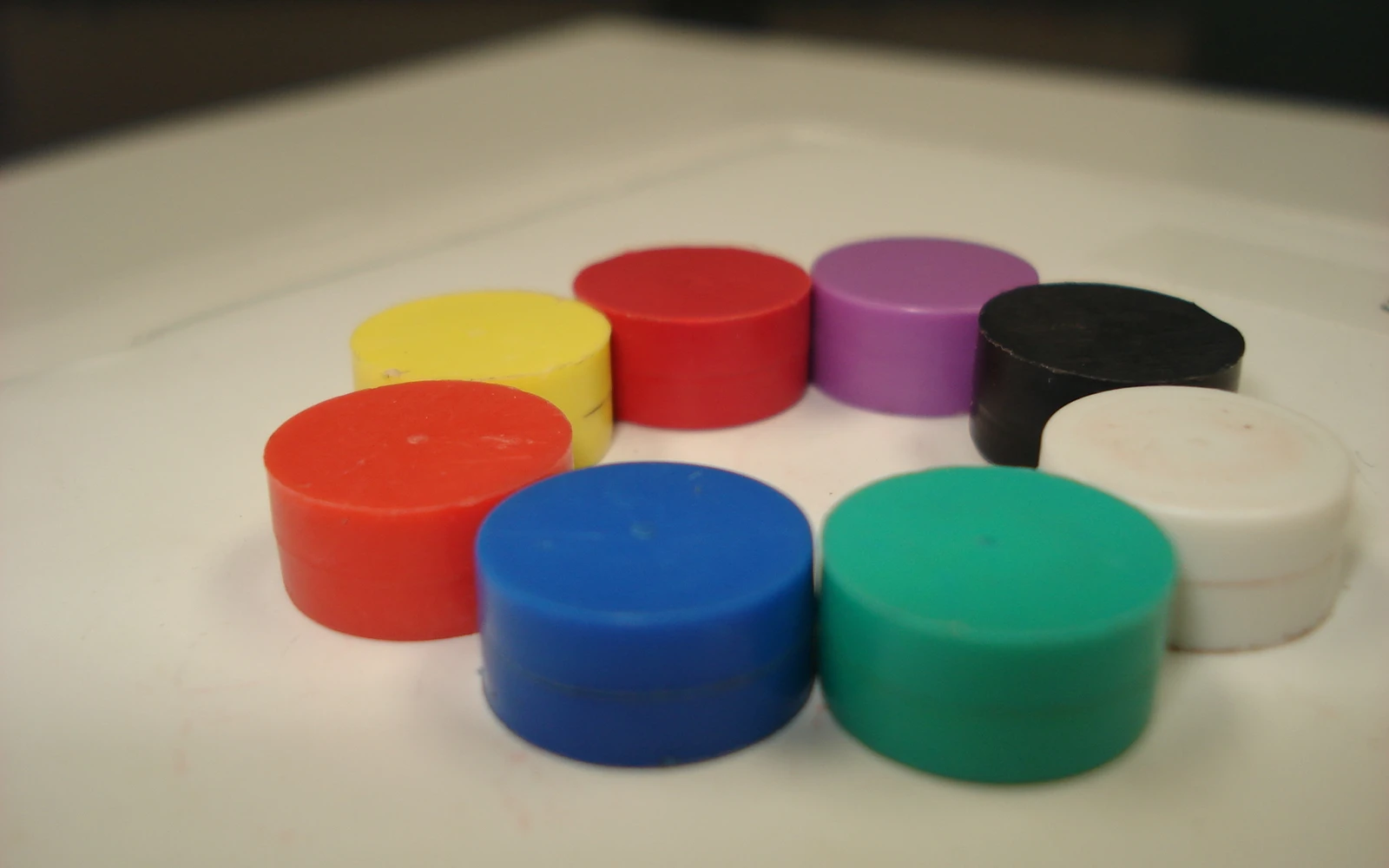 Eight magnets in different colours arranged in a ring